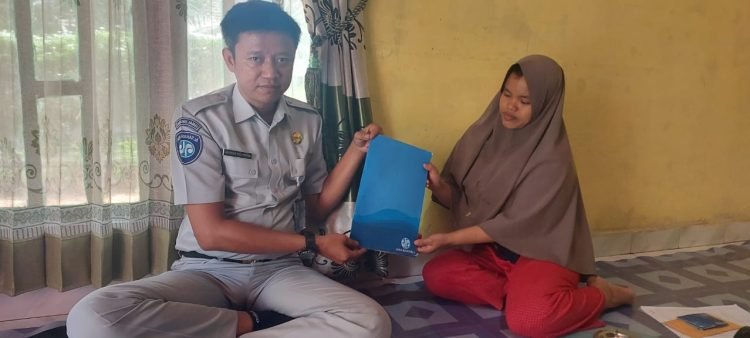 Petugas Jasa Raharja Jambi Sampaikan Amanah Santunan kepada Isteri di Tebo Ulu, Rabu (13/09/2023). (Dok. Riska - JR)