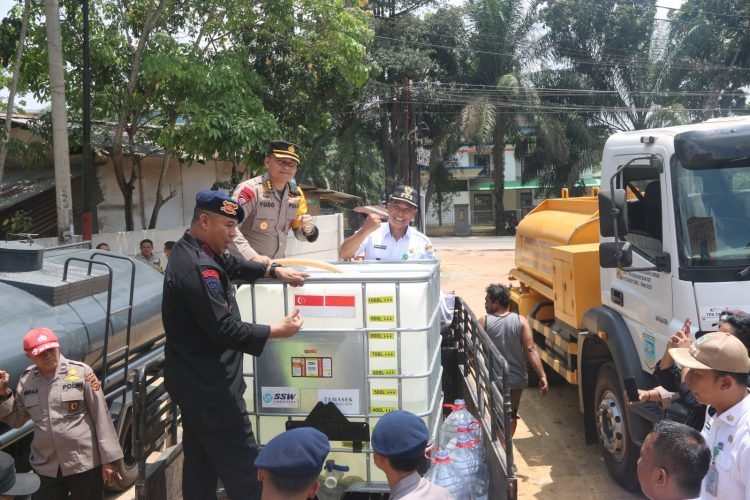 Polda Jambi  Kembali Berikan Bantuan Air Bersih kepada Warga Perum Karila Kenali Asri RT.07 Kel. Talang Gulo Kec. Kota Baru. Rabu, (13/09/2023). (Dok. Humas Polda Jambi)