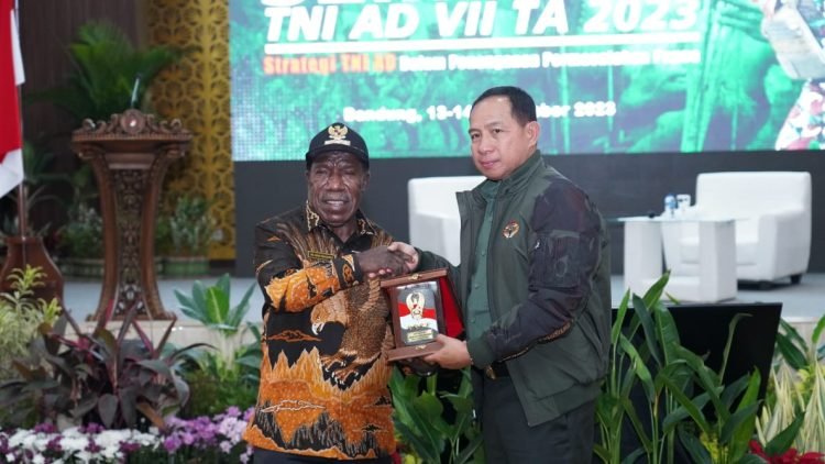 Wakasad  Letjen TNI Agus Subiyanto pada Seminar TNI Angkatan Darat VII, di Aula Prof. Dr. Satrio, Seskoad, Bandung, Jawa Barat, Rabu (13/9/2023). (Dok. Dispenad)