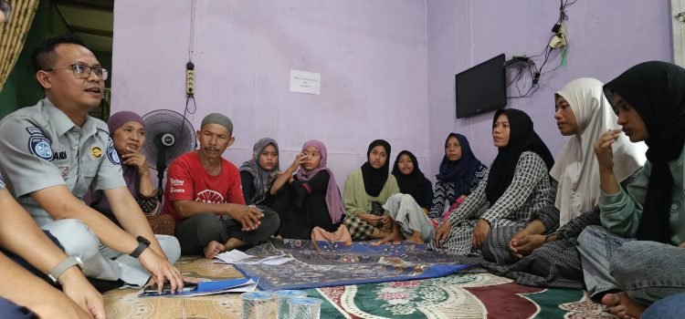 Petugas Jasa Raharja Cabang Jambi, Andi Ardiansyah Putra, segera melakukan survei ke rumah ahli waris di  Desa Tangkit, Rabu, (13/09/2023). (Dok. Riska JR)