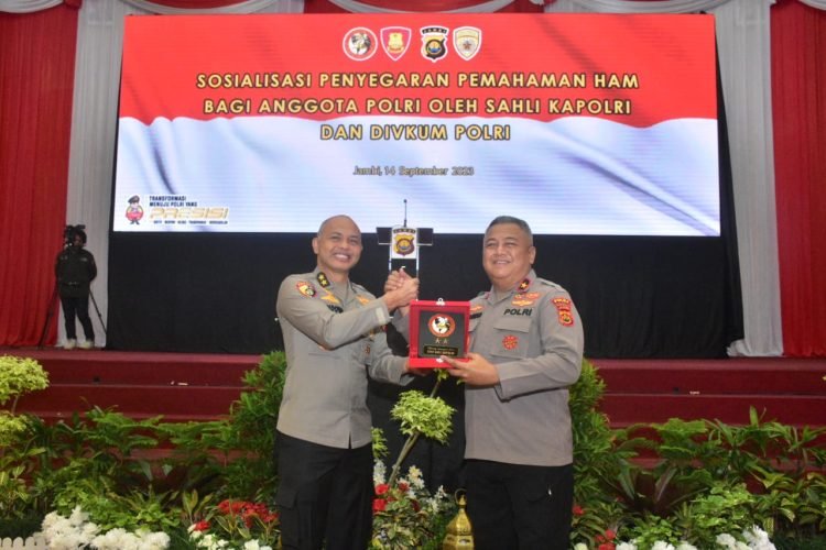 Polda Jambi Gelar Sosialisasi Penyegaran HAM dan Ceramah Anti Radikal bagi anggota Polri Polda Jambi dan Jajaran di Gedung Ratu Convention Center (RCC) pada Kamis, (14/09/2023). (Dok. Humas Polda)