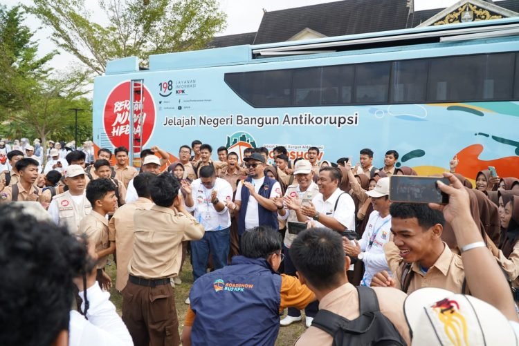 Rombongan Roadshow Bus KPK RI saat tiba di Lapangan Depan Kantor Gubernur Jambi, Rabu (13/09/2023) - (Dok. Kominfo)