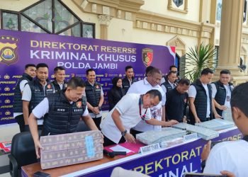 Plh Dirreskrimsus Polda Jambi, AKBP Slamet Widido dalam konferensi pers, di Mapolda Jambi, Kamis (14/9/2023). (Dok. Deni)