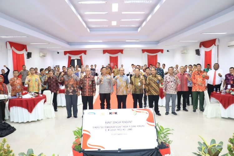 Kapolda pada acara Rapat Dengar Pendapat Sinergitas Pemberantasan Tindak Pidana Korupsi di Provinsi Jambi di Aula Lantai IV Mapolda Jambi, Jumat (15/9/2023). (Dok. Humas Polda Jambi)