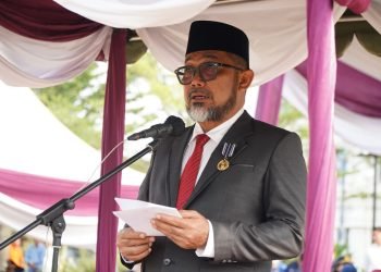 Sekda Sudirman saat menjadi Inspektur Upacara Peringatan Harhubnas ke-53 Tahun 2023,di Lapangan Depan Kantor Gubernur Jambi, Senin (18/09/2023) (Foto : Harun - Kominfo)