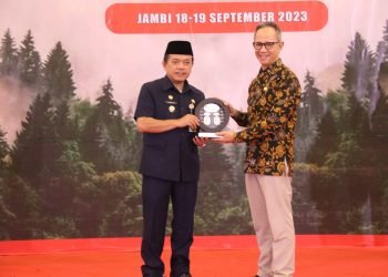 Al Haris pada Seminar Nasional Pengurangan Emisi Gas Rumah Kaca dan Peluang Perdagangan Karbon di Indonesia, di Swiss-Belhotel Jambi, Senin (18/09/2023). (Foto : Agus - Kominfo)