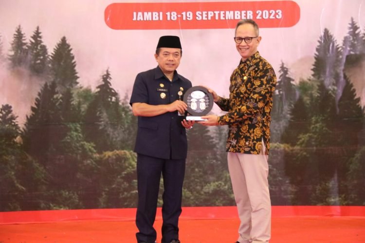 Al Haris pada Seminar Nasional Pengurangan Emisi Gas Rumah Kaca dan Peluang Perdagangan Karbon di Indonesia, di Swiss-Belhotel Jambi, Senin (18/09/2023). (Foto : Agus - Kominfo)