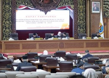 Rapat paripurna agenda penyampaian pandangan umum fraksi-fraksi terhadap Rancangan Perda Perubahan APBD Provinsi Jambi, di Gedung DPRD Provinsi Jambi Selasa (19/9). (Dok. Hadian)