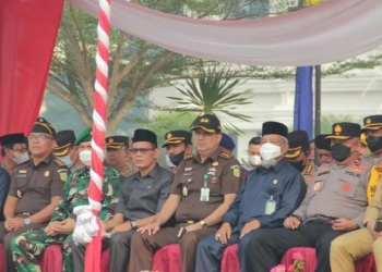 Komisi IV DPRD Kota Jambi Hadiri Apel Gelar Pasukan Mantap Brata di lapangan kantor Gubernur Jambi, (17/10/2023). (Dok. Humas)