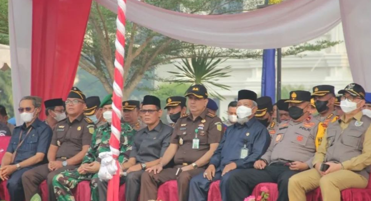 Komisi IV DPRD Kota Jambi Hadiri Apel Gelar Pasukan Mantap Brata di lapangan kantor Gubernur Jambi, (17/10/2023). (Dok. Humas)