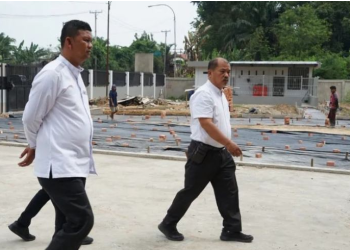Anggota Komisi I DPRD Kota Jambi Turlap mengawasi perizinan pembangunan ruko dan perumahan di RT 26, kelurahan Paal Merah, Kota Jambi, Rabu (11/10/2023). (Dok. Humas)