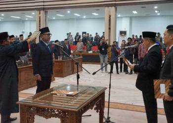 Putra Absor Pimpin Pengambilan Sumpah PAW Anggota DPRD Kota Jambi di gedung DPRD Jumat (27/10). (Dok. Humas)