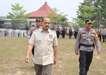 Dir Intelkam Polda Jambi saat mengecek peralatan dan kebutuhan pengamanan menyambut Pemilu 2024 di Polres Muaro Jambi , Selasa (03/10/2023). (Dok. Humas Polda Jambi)