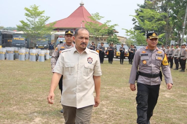 Dir Intelkam Polda Jambi saat mengecek peralatan dan kebutuhan pengamanan menyambut Pemilu 2024 di Polres Muaro Jambi , Selasa (03/10/2023). (Dok. Humas Polda Jambi)