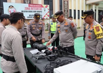 Irwasda Polda Jambi saat melakukan Pengecekan Sarpras dan Kesiapan Personel di Polres Tanjab Barat, Selasa, (03/10/2023). (Dok. Humas Polda Jambi)