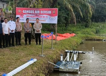 Kabid Humas Polda Jambi, Kombes Pol. Mulia Prianto saat menyampaikan kata sambutan pada acara bansos peresmian Pompa Air di Desa Mbacang Gedang, Rabu (04/10/2023). (Dok. Humas Polda JambI)