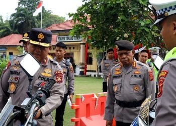 Wakapolda Jambi mengecek sarana, prasarana, dan kesiapan anggota Polres Tanjab Timur untuk menghadapi pemilu 2024 di Lapangan Polres Tanjab Timur pada Rabu (4/10/2023) (Dok. Humas Polda Jambi)