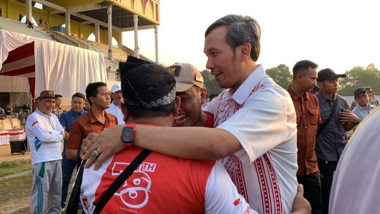 Edi Purwanto menghadiri penutupan final sepak bola di Kabupaten Sarolangun di Lapangan Koni Kabupaten Sarolangun, Kamis (12/10/2023). (Dok. Humas)