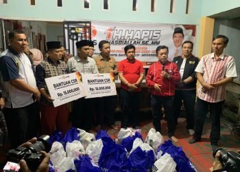 Edi Purwanto bersama Al Haris mengunjungi masyarakat korban kebakaran di Desa Tendah, Kecamatan Cermin Nan Gedang (CNG), Sarolangun, Kamis(12/10/2023). (Dok. Humas)