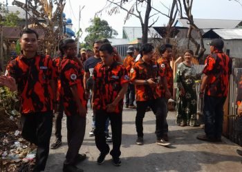 MPC PP Kabupaten Tanjab Barat Berikan Puluhan Sembako bagi Korban Kebakaran di posko kebakaran. Jumat, (13/10/2023).(Dok latif)
