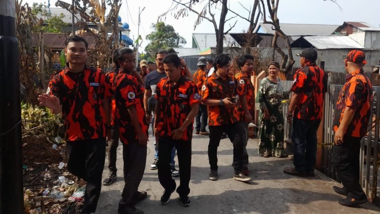 MPC PP Kabupaten Tanjab Barat Berikan Puluhan Sembako bagi Korban Kebakaran di posko kebakaran. Jumat, (13/10/2023).(Dok latif)