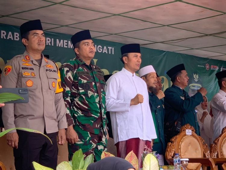 Edi Purwanto menghadiri Apel Hari Santri Nasional tahun 2023 di lapangan Wirotho Agung, Kecamatan Rimbo Bujang, Kabupaten Tebo, Minggu (22/10). (Dok. Humas)