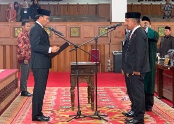 Ketua DPRD Jambi Pimpin Rapat PAW Ismed dan Andarno di Gedung DPRD Provinsi Jambi, Sabtu (28/10). (Dok. Hadian - Humas)