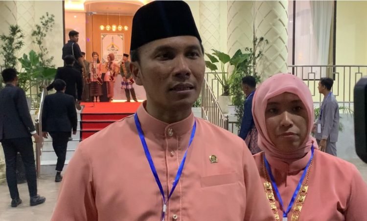 Ketua DPRD Provinsi Jambi bersama Istri saat Hadiri Pembukaan STQH Nasional ke 27 di Arena ex MTQ Jambi, Senin malam (30/10). (Dok. Hadian - Humas)