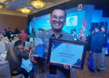 Ariansyah saat Terima Penghargaan Langsung Penghargaan 'Instansi Terbaik Pertama' dari Kemenkominfo di Grand Ballroom Hotel Mulia Senayan, Jakarta, Selasa, (17/10/2023). (Dok. Komifo)