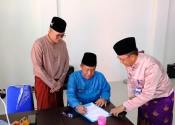 Kadis Kominfo dan Kabid IPS Sambut Kunjungan Wagub Jambi ke Media Center STQH yang berlokasi di Gedung Astaka Arena Utama STQH XXVII H. Abdoerahman Sayoeti Provinsi Jamb, Kamis (02/11/2023). (Dok .Erik)