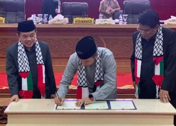 Rapat paripurna Penyampaian Laporan Pansus Ranperda Retribusi Pajak Daerah, Pendapat Akhir Fraksi-Fraksi, Pengambilan Keputusan Dewan, dan penandatangan berita acara persetujuan bersama antara Gubernur Jambi dengan Pimpinan di Gedeung DPRD Provinsi Jambi, Senin (6/11/2023). (Dok. Hadian - Humas)
