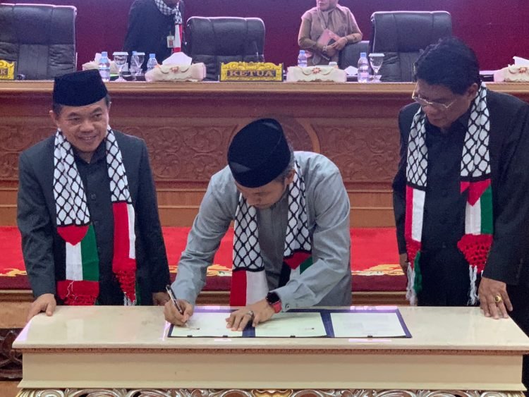 Rapat paripurna Penyampaian Laporan Pansus Ranperda Retribusi Pajak Daerah, Pendapat Akhir Fraksi-Fraksi, Pengambilan Keputusan Dewan, dan penandatangan berita acara persetujuan bersama antara Gubernur Jambi dengan Pimpinan di Gedeung DPRD Provinsi Jambi, Senin (6/11/2023). (Dok. Hadian - Humas)