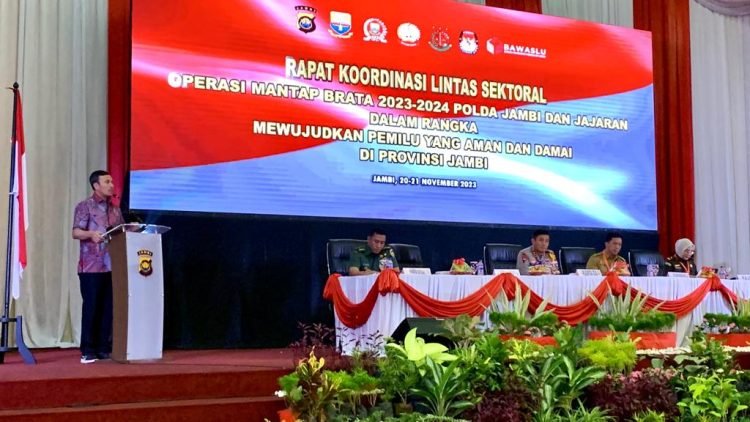 Ketua DPRD Provinsi Jambi Hadiri Rakor Lintas Sektoral Terkait Pemilu 2024, di Provinsi Jambi, Senin (20/11). (Dok. Hadian - Humas)