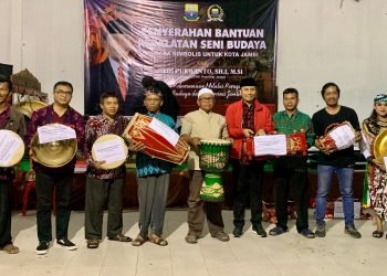 Ketua DPRD Provinsi Jambi, Edi Purwanto serahkan bantuan pelatanan kesenian tradisional, Sabtu (2/12) (Dok, Humas - Hadian)