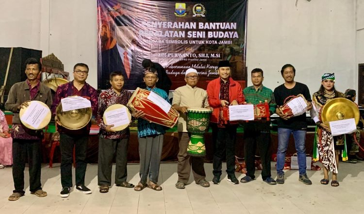 Ketua DPRD Provinsi Jambi, Edi Purwanto serahkan bantuan pelatanan kesenian tradisional, Sabtu (2/12) (Dok, Humas - Hadian)