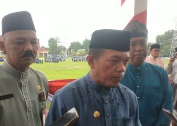 Gubernur Al Haris di didampingi Kepala Dinas PUPR Provinsi Jambi M Fauzi saat diwawancarai usai pacara Hari Bakti PU ke 78, di eks Arena STQH Taman Rimbo Kota Jambi, Minggu (3/12/2023).