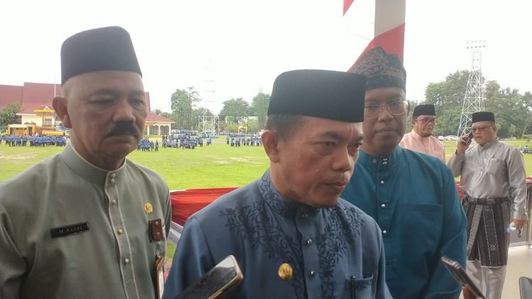 Gubernur Al Haris di didampingi Kepala Dinas PUPR Provinsi Jambi M Fauzi saat diwawancarai usai pacara Hari Bakti PU ke 78, di eks Arena STQH Taman Rimbo Kota Jambi, Minggu (3/12/2023).