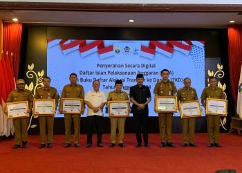 Ketua DPRD Provinsi Jambi, Edi Purwanto menghadiri penyerahan secara digital DIPA dan Buku Daftar Alokasi TKD TA 2024, di Rumah Dinas Gubernur Jambi, Senin (4/12). (Dok. Hadian - Humas)