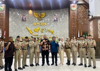 Pinto Jaya Negara berpoto bersama Praja Asal Sarko di IPDN, Senin, (4/12/2023) (Dok. Humas - Hadian)