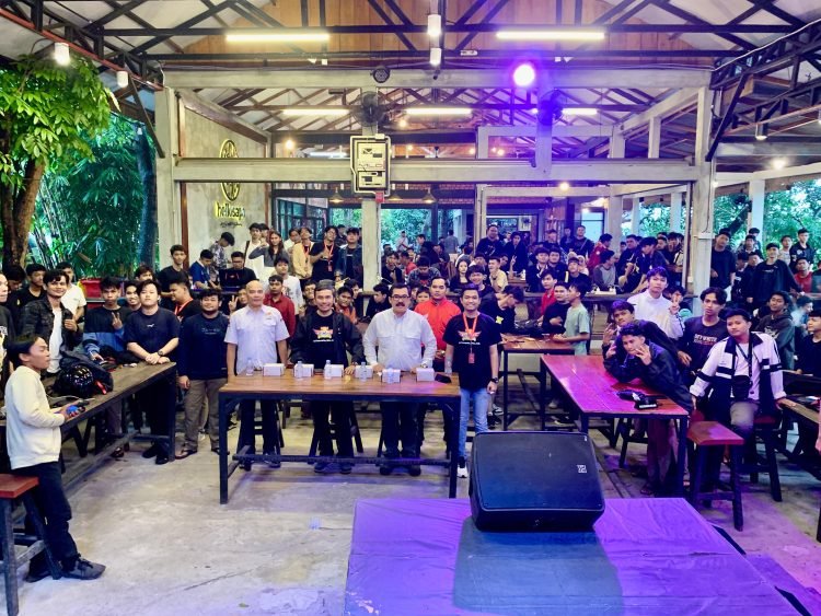 Edi Purwanto Poto bersama pada acara E-Sport turnamen Piala Ketua DPRD Provinsi Jambi di Cafe Hello Sapa, Kamis sore (21/12). (Dok. Hadian - Humas)