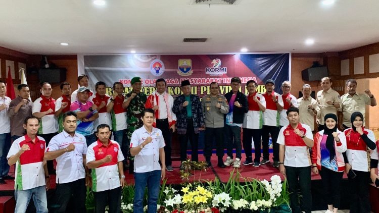 Poto bersama usai pembukaan rapat kerja Kormi Provinsi Jambi di Grand Hotel Jambi, Jumat (22/12) (Dok. Hadian - Humas)