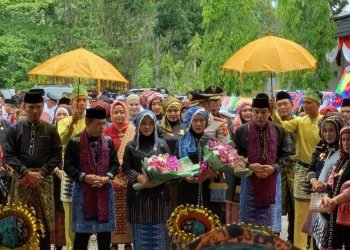 Edi Purwanto bersama Al Haris saat tiba di Merangin dalam rangka menghadiri rapat paripurna DPRD Kabupaten Merangin ke 74, Sabtu (23/12) (Dok. Hadian- Humas)