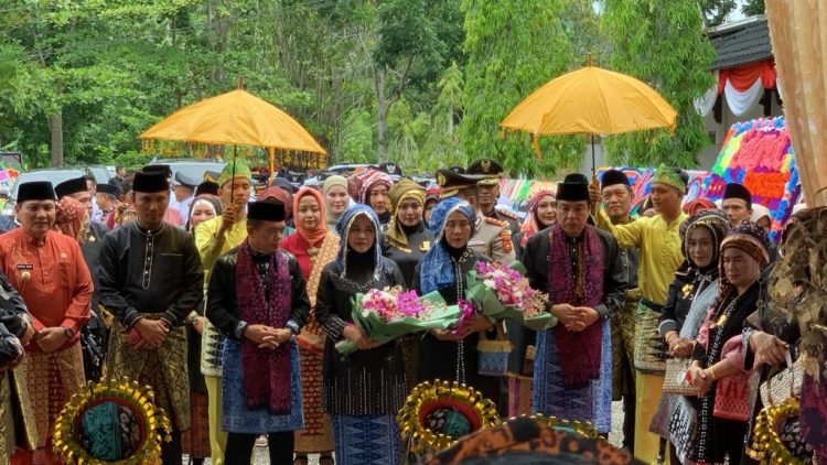 Edi Purwanto bersama Al Haris saat tiba di Merangin dalam rangka menghadiri rapat paripurna DPRD Kabupaten Merangin ke 74, Sabtu (23/12) (Dok. Hadian- Humas)