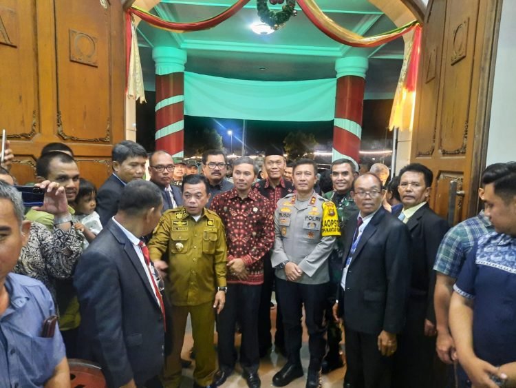 Ketua DPRD Provinsi Jambi, Edi Purwanto bersama dengan Gubernur Jambi, Kapolda Jambi, Danrem 042/ Gapu, Kabinda Jambi, melakukan pemantauan malam natal tahun baru 2023, Minggu (24/12) (Dok. Hadian - Humas)