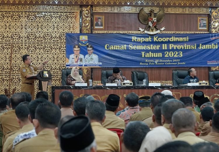 Gubernur saat membuka Rakor Camat Se-Provinsi Jambi Semester II Tahun 2023, bertempat di Ruang Pola Kantor Gubernur Jambi, Kamis (28/12/2023). (Dok. Erik - Kominfo)