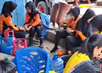 Brimob dan Polwan Polda Jambi Masak Didapur Darurat untuk Warga Terdampak Banjir di Kumun Debai, Kamis (4/1/2024). (Dok. Humas Polda Jambi)