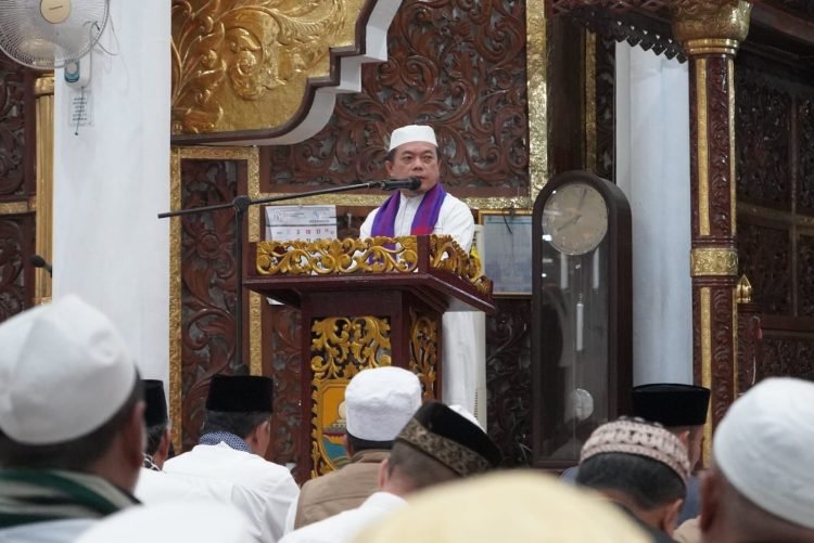 Gubernur Al Haris pada acara Dzikir Akhir Tahun di Masjid Agung Al-Falah Jambi, Minggu (31/12/2023) (Dok, Erit - Kominfo)