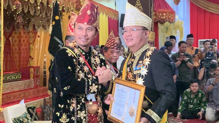 Edi Purwanto Hadiri Penyerahan Gelar Adat Jambi ke 13 Tokoh Nasional di Balairung Sari LAM Provinsi Jambi, Kamis (4/1) (Dok. Hadian Humas )