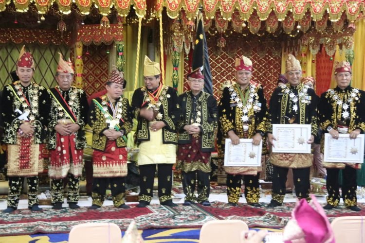 Gubernur Al Haris pada acara Pemberian Gelar Adat Melayu Jambi Kepada Tokoh Nasional RI di Balairung Sari LAM Jambi Provinsi Jambi, Kamis (04/01/2024) (Foto : Agus Supriyanto -Kominfo)