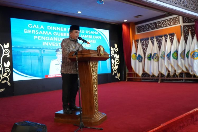 Gubernur Jambi H. Al Haris pada acara pemberian penghargaan kepada para pelaku usaha baik sektor PMA dan PMDN di Auditorium Rumah Dinas Gubernur, Kamis (04/01/2024) Foto : Novriansah -Kominfo)